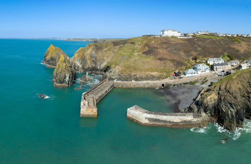 Discover Mullion Cove in Cornwall, a stunning natural harbor surrounded by dramatic cliffs and picturesque views. Perfect for scenic walks and exploring charming coastal beauty