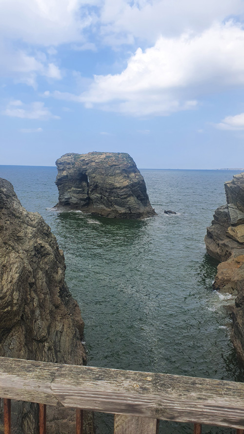 Experience the stunning view of the Newquay coast in Cornwall. Enjoy expansive vistas of rugged cliffs, sandy beaches, and the sparkling Atlantic Ocean, showcasing the dramatic natural beauty of this popular seaside destination.