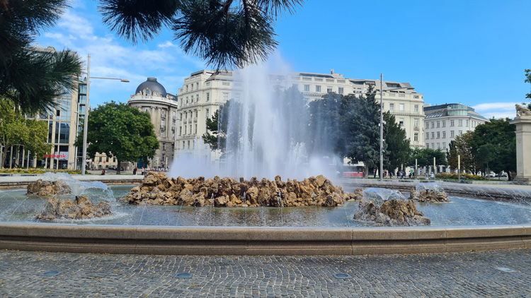 Hochstrahlbrunnen at Schwarzenbergplatz