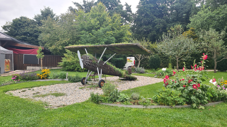 Thumersbach Park - Flower plane feature