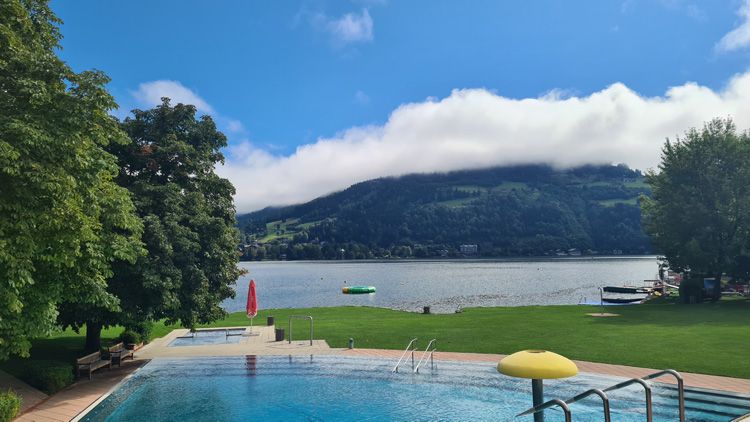 Elisabethpark and a swimming pool next to the lake