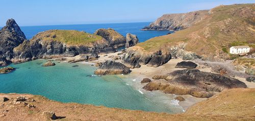 Explore Poldark Strand at Kynance Cove in Cornwall, a breathtaking coastal location with golden sands, clear waters, and stunning rock formations, ideal for picturesque walks and relaxation