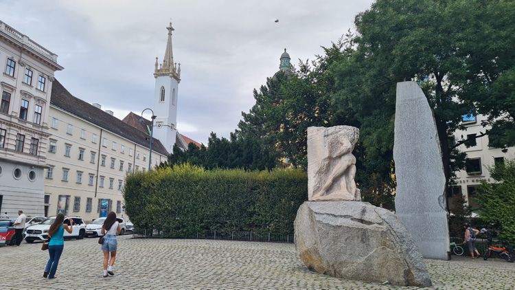 Albertina Platz and its sculptures