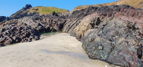 Explore Poldark Strand at Kynance Cove in Cornwall, a breathtaking coastal location with golden sands, clear waters, and stunning rock formations, ideal for picturesque walks and relaxation