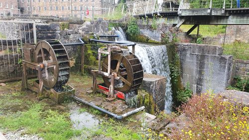 Explore Cromford Mills and admire the historic water mill, a key feature of this iconic site. Discover the significance of the water mill in the industrial revolution and enjoy the preserved machinery and informative exhibits.