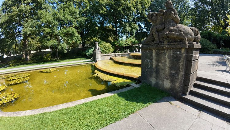 Elegant fountain surrounded by lush greenery in Rosengarten Bern