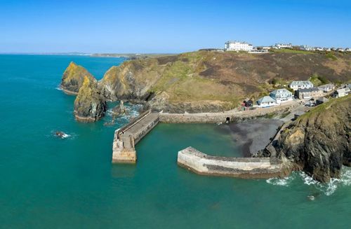 Discover Mullion Cove in Cornwall, a stunning natural harbor surrounded by dramatic cliffs and picturesque views. Perfect for scenic walks and exploring charming coastal beauty