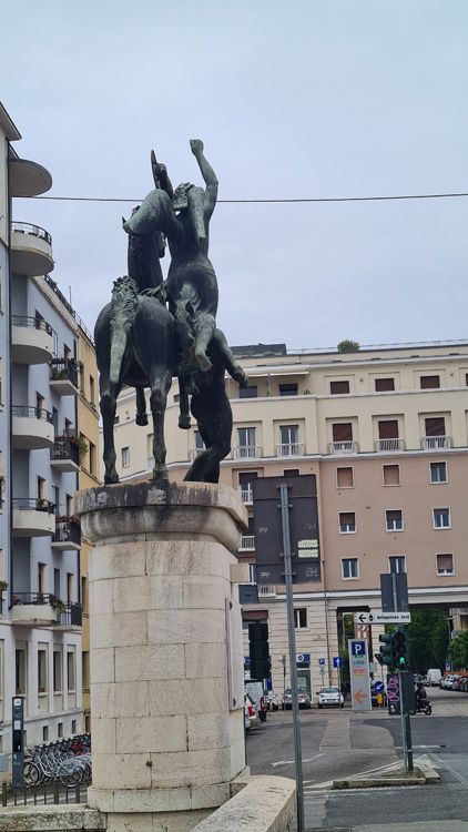 Ponte della Vittoria Statues